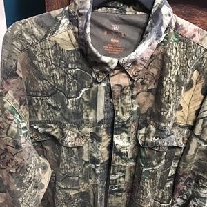 💚 3/$25 Game Winner XL men’s camouflage shirt